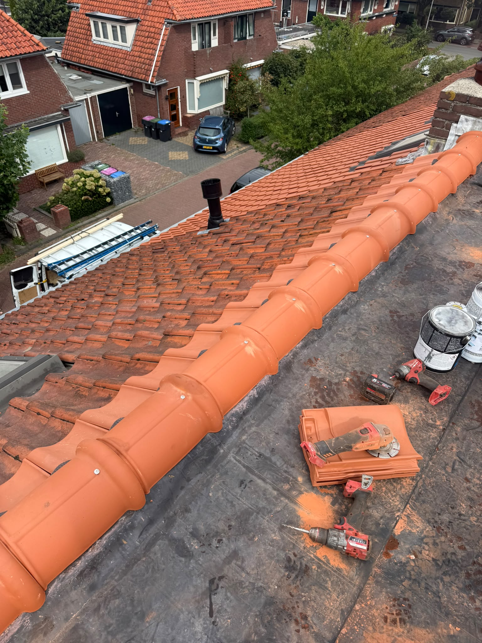 Nieuwe nokafwerking op een pannendak