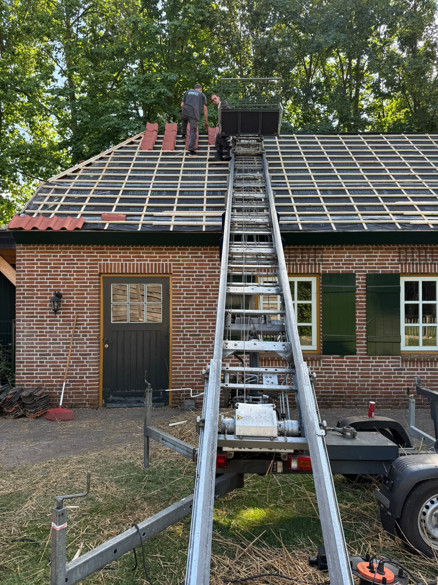 Pannendak tijdens renovatie met pannenlift en nieuwe dakpannen